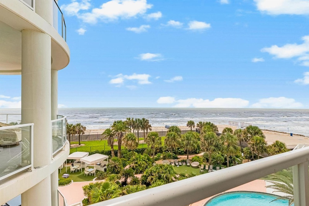 Diamond Beach Condos Main image