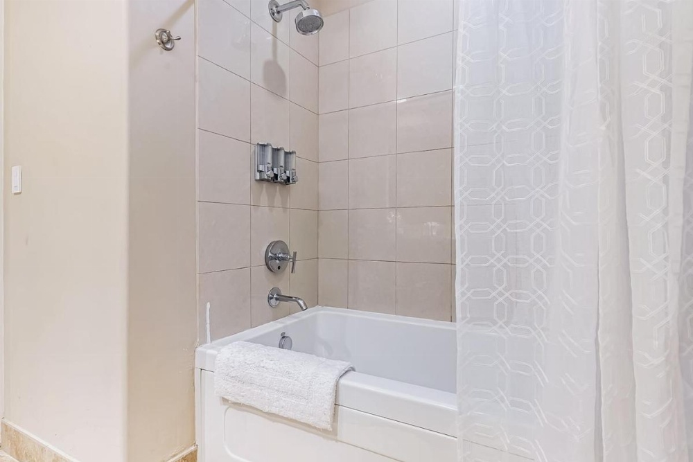 Diamond Beach Condos Image 30